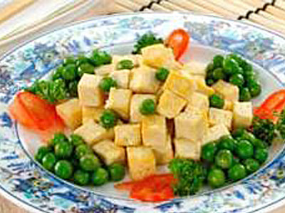 Жареный соевый сыр с зеленым горошком